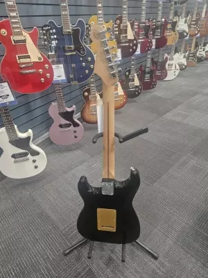 Store Special Product - Fender Stratocaster Player à manche en érable torréfié (fini noir et or)