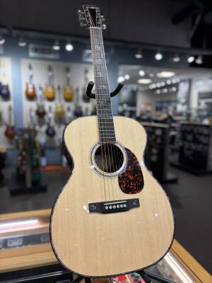 Store Special Product - Larrivee - OM-10