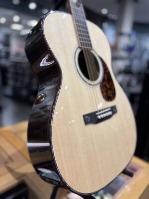 Store Special Product - Larrivee - OM-10