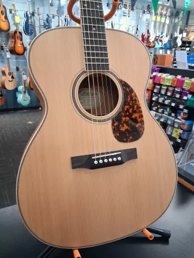 Store Special Product - Larrivee - OM40 MH