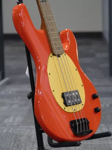 Store Special Product - Sterling by Music Man - Basse StingRay signature Pete Wentz – fini rouge Fiesta