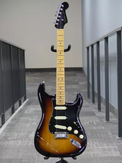 Store Special Product - Fender - Guitare Stratocaster American Ultra Luxe, touche en érable - 2 couleurs Sunburst