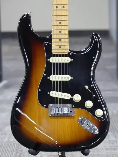 Store Special Product - Fender - Guitare Stratocaster American Ultra Luxe, touche en érable - 2 couleurs Sunburst