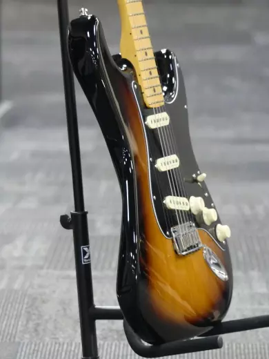 Store Special Product - Fender - Guitare Stratocaster American Ultra Luxe, touche en érable - 2 couleurs Sunburst