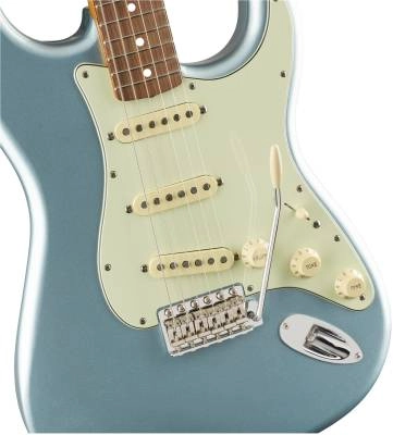 Vintera 60s Stratocaster, Pau Ferro Fingerboard w/Gigbag - Ice Blue Metallic