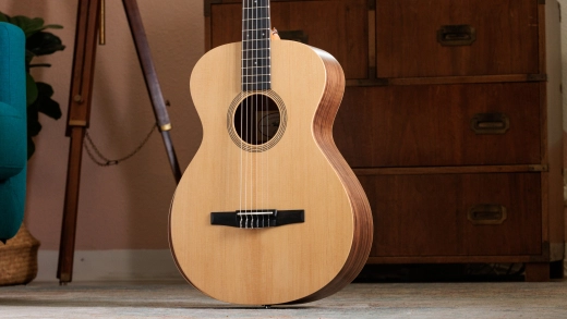 Academy 12e-N Walnut/Spruce Acoustic/Electric with Gigbag