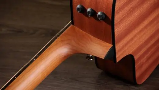 110ce Dreadnought Sapele/Spruce Acoustic-Electric Guitar with Gigbag