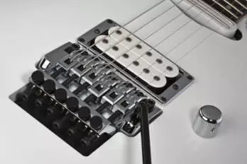 JS2400 Joe Satriani Signature - White
