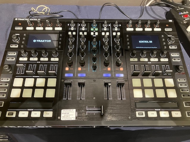 Native Instruments　TRAKTOR KONTROL S8 Native Instruments Traktor Kontrol S8 DJ Controller | zZounds