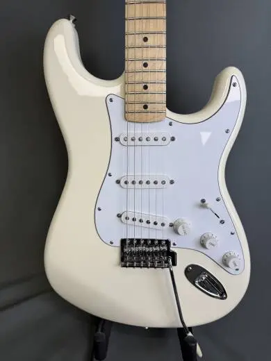 Fender Standard Stratocaster Mexi Maple Fingerboard, Arctic White 2