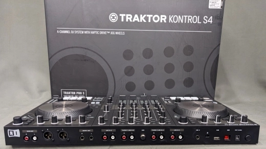 Native Instruments - KONTROL S4 MK3 2