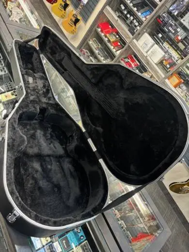DELUXE MOLDED CASE FOR JUMBO ACOUSTIC GUITARS 2