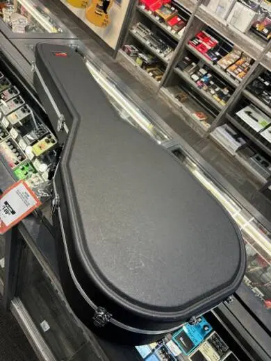 DELUXE MOLDED CASE FOR JUMBO ACOUSTIC GUITARS