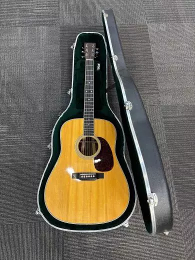 Martin Guitars - D-35 V18 2
