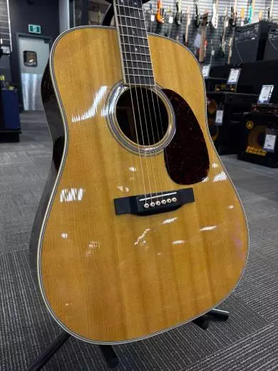 Martin Guitars - D-35 V18 2