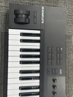 Native Instruments - KONTROL A49 2