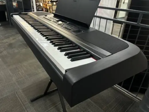 Yamaha - DGX670 B 2