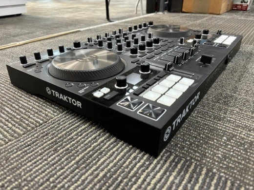 Native Instruments - KONTROL S4 MK3 2