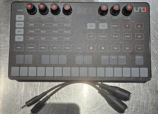 IK Multimedia - UNO SYNTH
