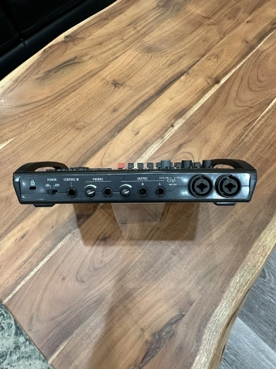 ZOOM R8 ZOOM 8 TRACK RECORDER/INTERFACE 2