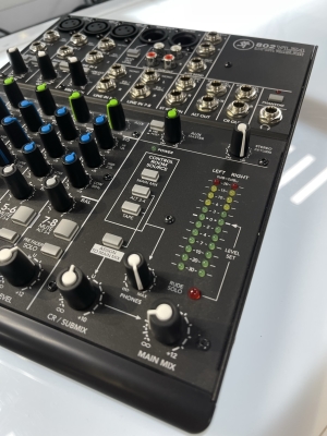 MACKIE 8-CHANNEL ULTRA COMPACT MIXER 2