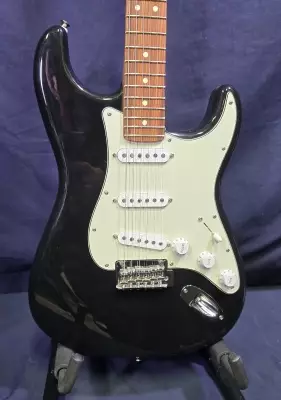 Fender DE Player Strat Roasted Pau Ferro - Black 2