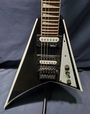 Jackson JS32 Rhoads - Black w/White Bevels 2