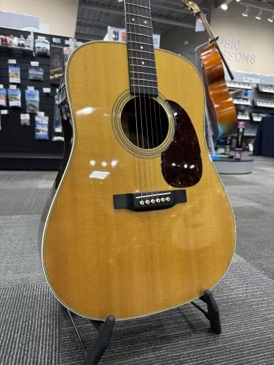 Martin Guitars - D-28 2017