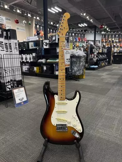 FENDER 1983 AMERICAN STRATOCASTER 3TSB 2