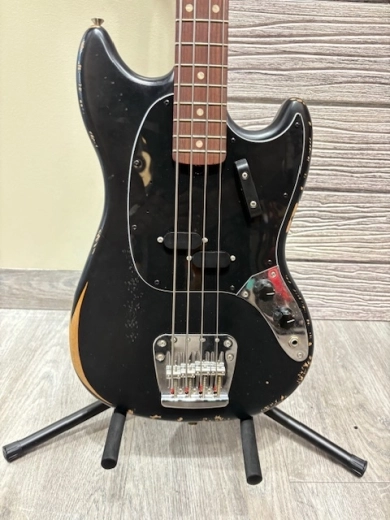 Fender JMJ Mustang Bass Black w/ Gig Bag 2