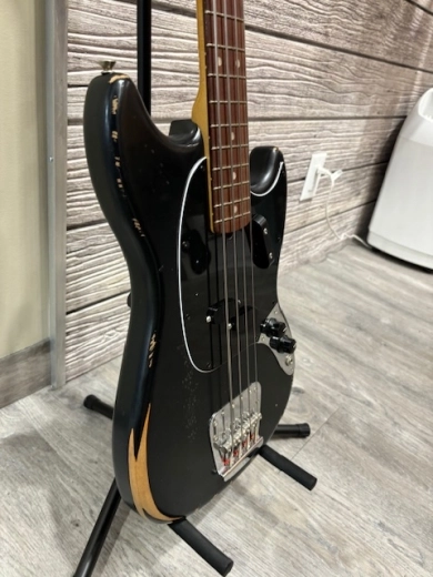 Fender JMJ Mustang Bass Black w/ Gig Bag 3