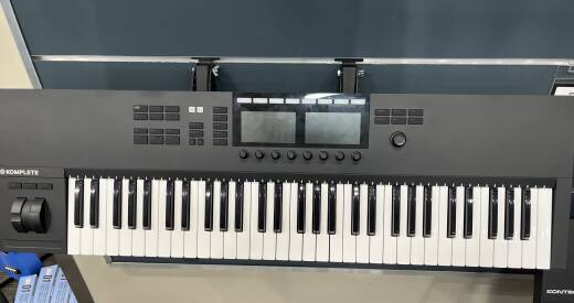Native Instruments Komplete Kontrol S61 61-Key Controller (2nd Gen)