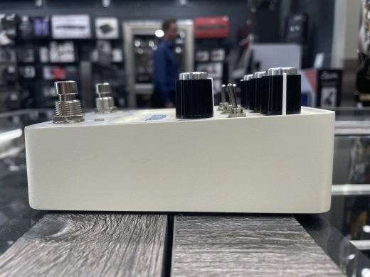 Universal Audio ASTRA Modulation Pedal 4