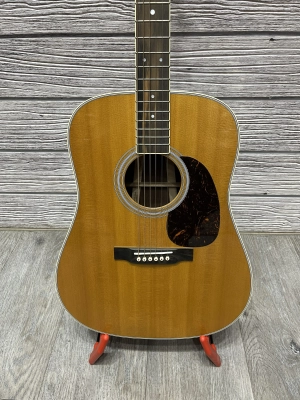 Martin Guitars - D-35 V18 2