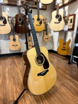 YAMAHA LL26 A.R.E. JUMBO SOLID/ENGL-SPR/B&S W/CASE