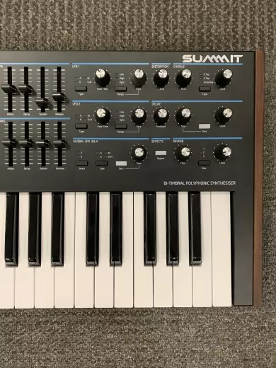 Novation - SUMMIT 6