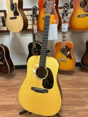 Martin Guitars - D-18