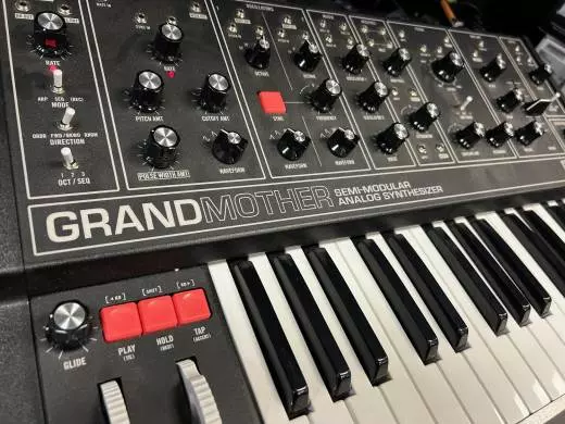 Moog - GRANDMOTHERDARK 2