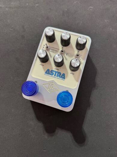 Universal Audio Astra Modulation Machine Stereo Effects Pedal
