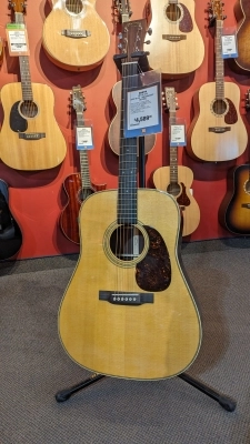 Martin Guitars - HD-28 V18