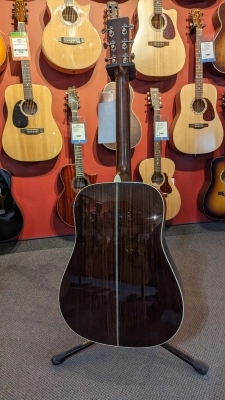 Martin Guitars - HD-28 V18 2