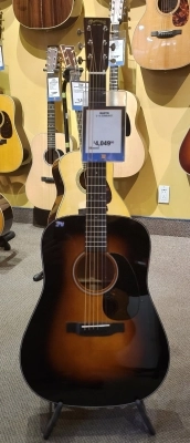 Martin Guitars - D-18 SUNBURST