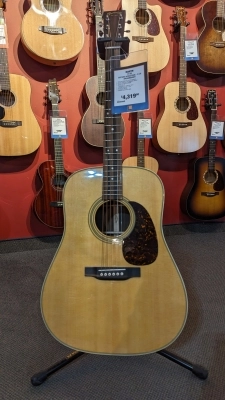 Martin Guitars - D-28