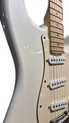 Squier Deluxe Stratocaster - Pearl White Metallic 2