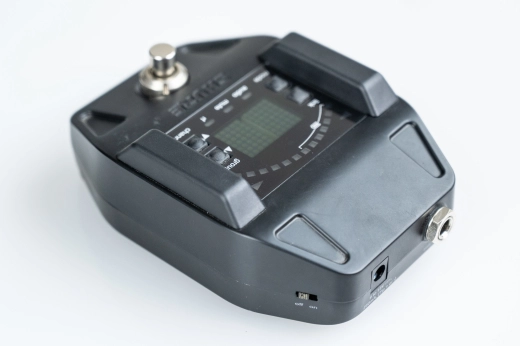 Shure - GLXD-16 Digital Wireless Guitar Pedal System w/WA305 Cable 2