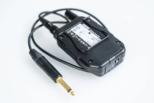 Shure - GLXD-16 Digital Wireless Guitar Pedal System w/WA305 Cable 2