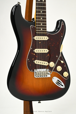 Fender - American Professional II Stratocaster, Rosewood Fingerboard - 3-Colour Sunburst 3