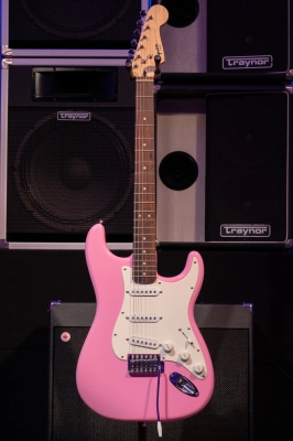 Squier - Bullet Strat - Pink