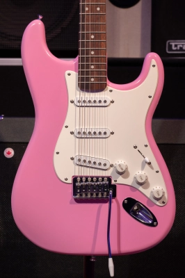 Squier - Bullet Strat - Pink 2