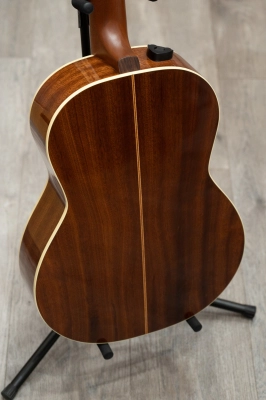 La Patrie Guitars - LP0425 Concert w/ Bag 5